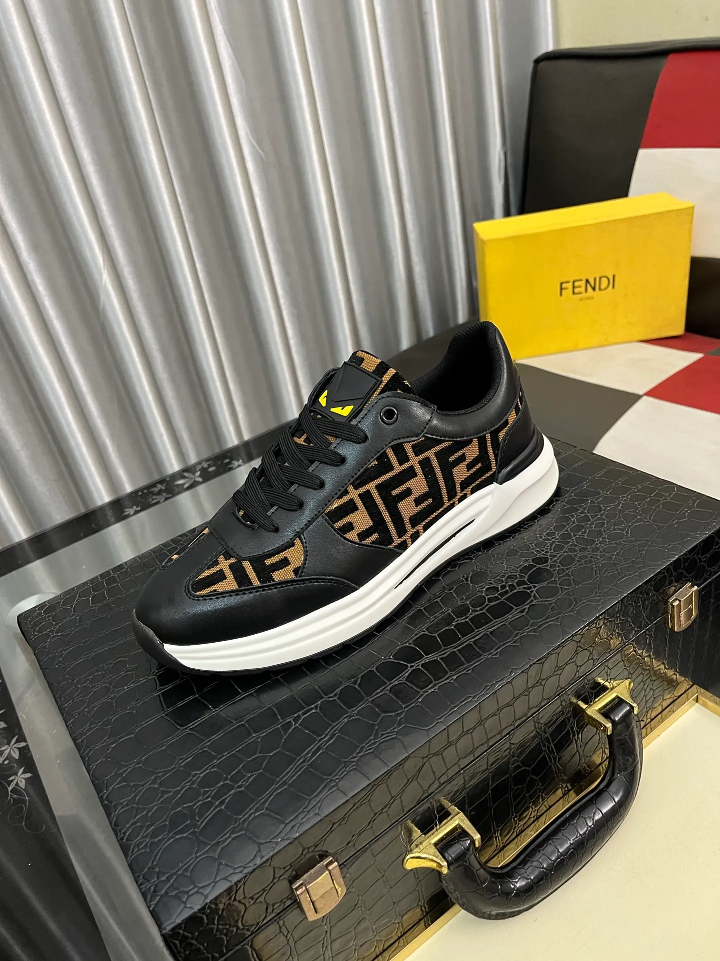 Men's Men's Shoes💰438⌚️⌚️[Fendi] Fendi's latest casual shoes for men! Available at counters simultaneously! A one-to-one replica of the original. All imported official website one-to-one cowhide fabric. The interior is made of top-grade sheepskin, and the original factory-supplied rubber outsole is used. Leading new fashion concepts. Matching code: 38-44. 2️⃣ colors available
